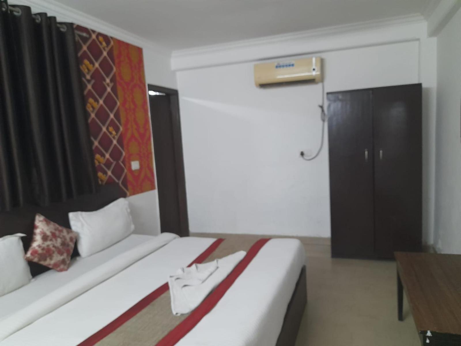 Hotel Airport Aditya Inn Új-Delhi Kültér fotó